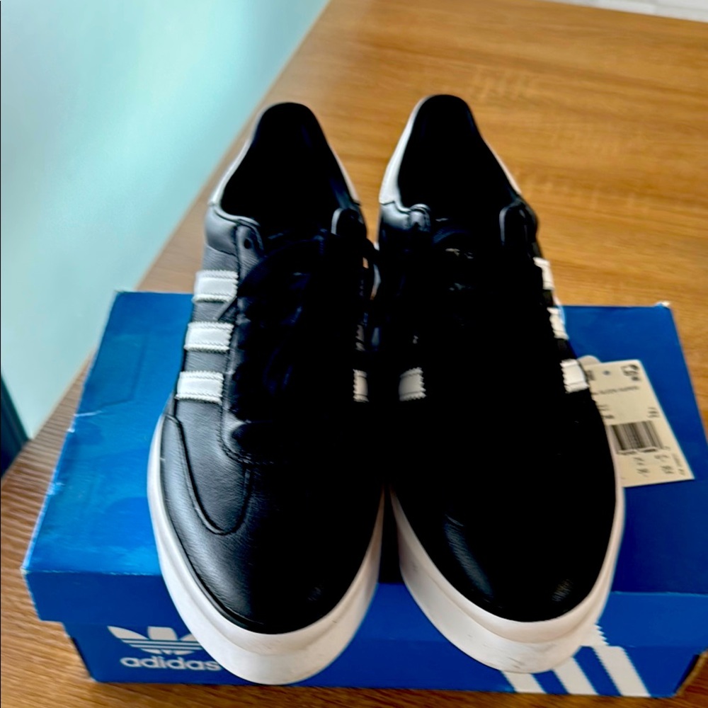Adidas Sleek Super - Size 9
Worn once